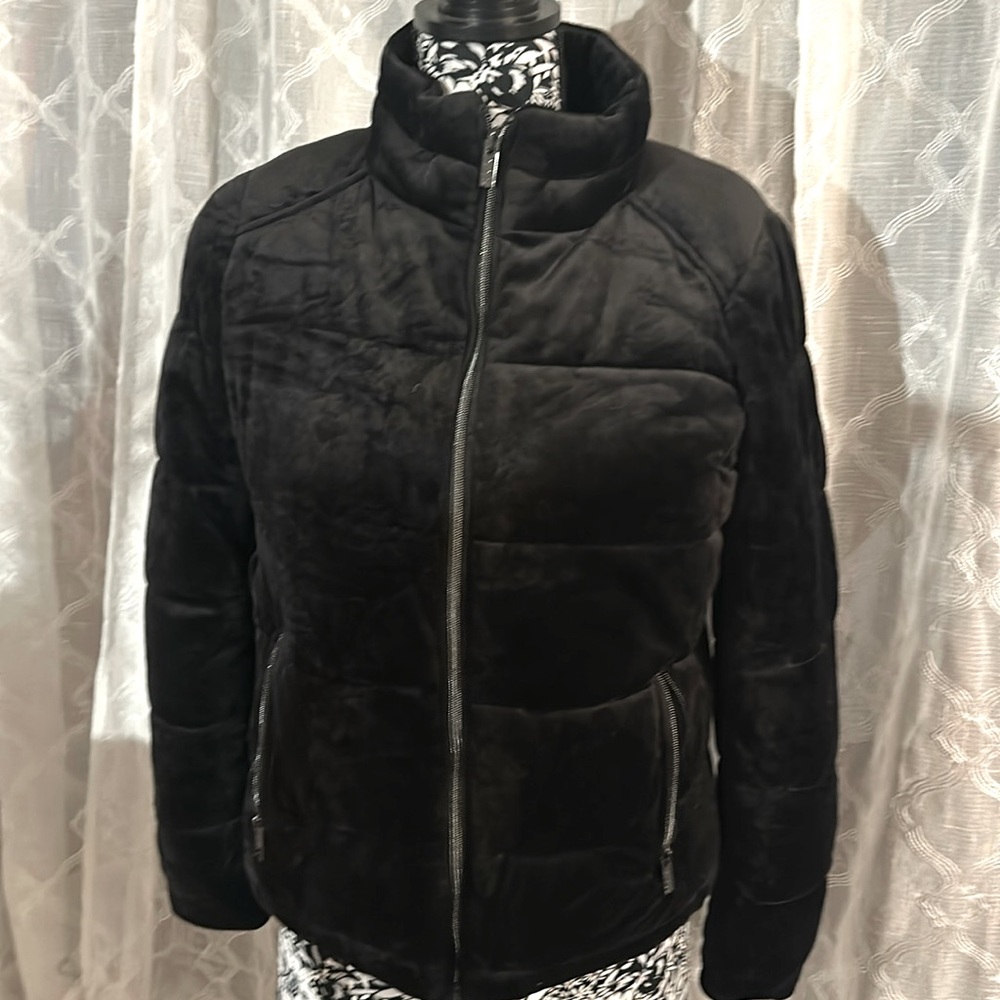 Soft velvet like puffer jacket 🖤